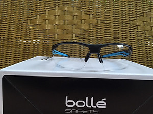 KÍNH BẢO HỘ BOLLE TRYON, Lớp phủ Platinum có khả năng chống xước cao, chống lại các hóa chất mạnh nhất và làm chậm sự xuất hiện của sương mù.  Bảo vệ 99,9% tia UVA/UVB