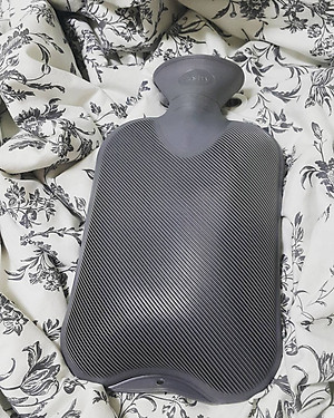 Túi chườm nóng lạnh nhập khẩu 100% từ Đức thương hiệu Fashy dòng cổ điển, tiêu chuẩn chất lượng Châu Âu giúp giảm các cơn đau kỳ kinh nguyệt, đau đầu,... hạ sốt tự nhiên, phù hợp cho người lớn, nhiều màu sắc