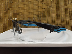 KÍNH BẢO HỘ BOLLE TRYON, Lớp phủ Platinum có khả năng chống xước cao, chống lại các hóa chất mạnh nhất và làm chậm sự xuất hiện của sương mù.  Bảo vệ 99,9% tia UVA/UVB