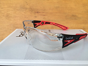 KÍNH BẢO HỘ BOLLÉ RUSH PLUS TRÒNG TRONG HOẶC XÁM KHÓI, Lớp phủ Platinum chống xước và sương mù, Bảo vệ 99,9% tia UVA / UVB