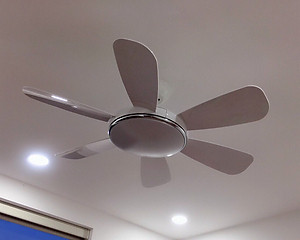 quạt trần có đèn trang trí, quạt rất mát và chạy rất êm, có điều khiển từ xa