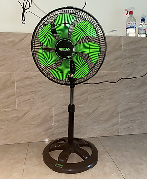 Quạt Điện Đứng 7 cánh Senko LTS1636 - Giao Màu Ngẫu Nhiên - Hàng Chính Hãng