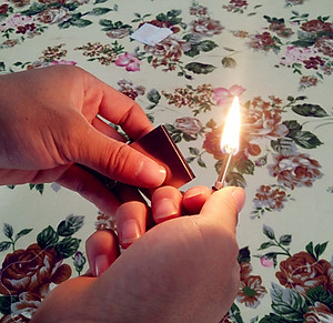 Bật Lửa Diêm Xăng Sinh Tồn Vuông Xài Xăng, Hộp Quẹt Diêm Xăng Vĩnh Cửu Vuông Có Móc Treo Chìa Khóa Đính Kèm Rất Tiện Lợi