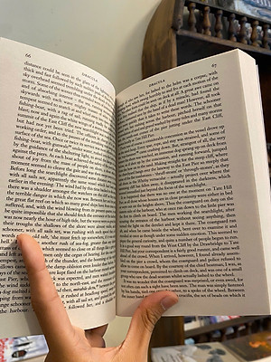 Sách - Dracula by Bram Stoker | Classic Novel / Fiction in English / Ngoại văn Kinh điển Nhập khẩu