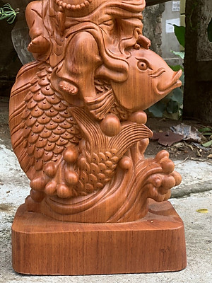 Tượng phật di lặc cưỡi cá chép được làm bằng gỗ hương đá kt 23×11×10cm