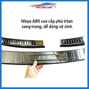 Ốp chống trầy cốp Mazda CX5 thép không gỉ vân titan bảo vệ xe chống va đập