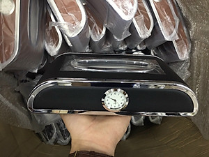 Hộp đựng khăn giấy bằng chất liệu da cao cấp có trang trí mặt đồng hồ dùng trên ô tô