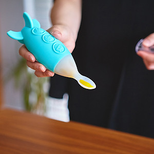 Bình bóp ăn dặm silicon có thìa Marcus & Marcus cho bé từ 6 tháng