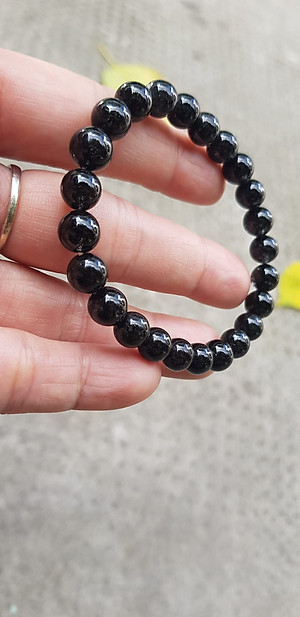 Vòng tay nữ thạch anh tóc đen dầy kín tự nhiên size hạt 8mm màu đen đậm bóng đẹp hợp mệnh thủy mệnh Mộc đeo đẹp may mắn hợp mệnh tuổi tốt sức khỏe công việc ạ
