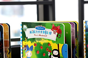 Sách Tương Tác - Sách Chuyển Động - First Stories - Alice In Wonderland - Alice Ở Xứ Sở Diệu Kỳ