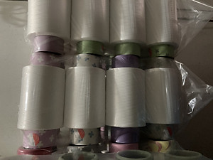 Chỉ tơ vắt sổ 75A (lốc 6 cuộn, 550g/ống), chất liệu polyester cao cấp, có độ bền màu cao, không bị tưa chỉ khi may, đảm bảo chất lượng