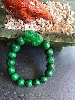 CHIẾC VÒNG TAY TỲ HƯU NỮ ĐÁ CẨM THẠCH  MÀU XANH LÁ SIZE 10MM  NỮ MỆNH MỘC VÀ HỎA Ạ