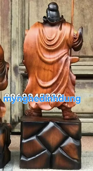 Tượng quan công cầm đao trấn ải bằng gỗ hương đa tô làm mầu giả cổ kt cao 60×25×15cm