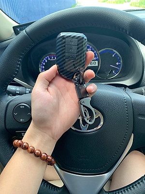 Ốp nhựa carbon lót silicon bảo vệ chìa khóa xe Toyota Vios 2019 kèm móc đeo INOX