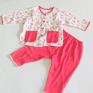 Bộ quần áo bà ba dài bé gái họa tiết Nhí hồng - AICDBGWRCL9B - AIN Closet