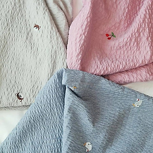 Gối chống trào ngược cho bé Rototo Bebe chữ C cao cấp, chất liệu đặc biệt Ripple gợn sóng (Ghi họa tiết gấu)