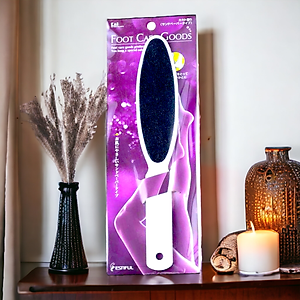 Cây Chà Gót Chân Có Tay Cầm Cán Nhựa Kai 000HB-32035 (Màu Trắng)