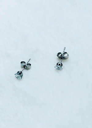 Bông tai nam màu trắng