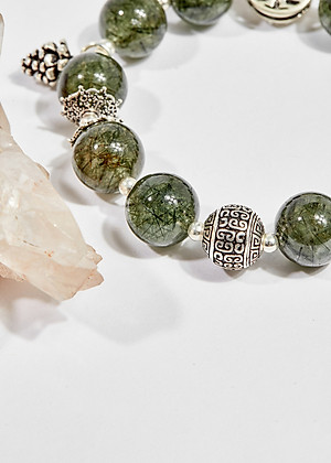 Vòng tay phong thủy đá thạch anh tóc xanh charm hoa hồng 12mm mệnh hỏa , mộc - Ngọc Quý Gemstones