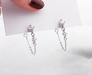 Bông tai đá kiểu dáng cá tính - vành tai tone trắng.