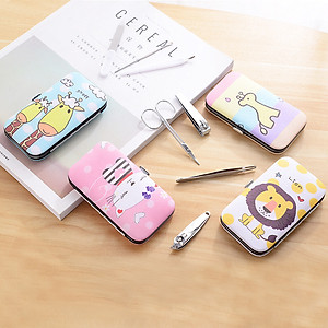 Bộ Bấm Móng 7 Món Kèm Hộp Dễ Thương - Hàng Chính Hãng ( Họa Tiết Ngẫu Nhiên)