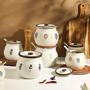 HŨ ( ÂU ) 1200ML BẰNG SỨ ĐỰNG MỠ, THỐ SỨ ĐỰNG GIA VỊ, CÓ NẮP + THÌA, CHỊU NHIỆT CAO, HŨ MUỐI DƯA HỌA TIẾT HOA LÁ XINH - HÀNG CHÍNH HÃNG MINIIN