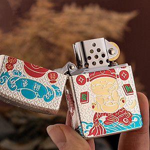 Vỏ Hột Quẹt Bật Lửa Xăng Đá Zorro Z2-111 Hình Mèo Thần Tài May Mắn Tài Lộc Phiên Bản Mới