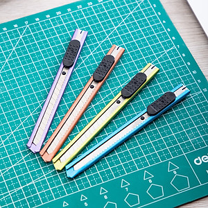  Dao rọc giấy nhỏ Deli - Đỏ/Tím/Xanh lá/Xanh dương - 1 chiếc màu ngẫu nhiên - E2066