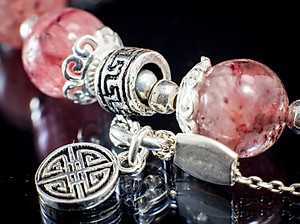 Vòng tay phong thủy Thạch anh dâu tây mix đá Đào hoa cho mạng Hỏa - Thổ, đá thiên nhiên AAAA