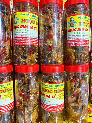 Mực rim sa tế đã chế biến ăn liền gói 1kg là món ăn ngon ơi là ngon của shop Đặc Sản Biển Phan Thiết NGỌC DŨNG. Hạn sử dụng 6 tháng kể từ ngày đặt hàng
