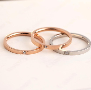 Nhẫn nam nữ titant bản nhỏ không đen 1 hạt đá đơn giản