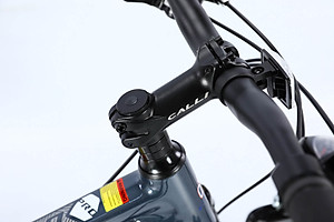 Xe đạp thể thao CALLI 1600 Pro Khung hợp kim nhôm cao cấp, có 2 kích cỡ lựa chọn phù hợp với người cao 1m44 trở lên