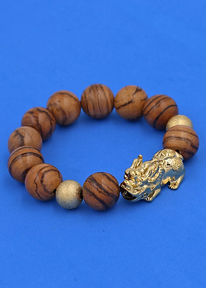 Chuỗi tay Gỗ Huỳnh Đàn 15 ly - Vòng tay Tỳ Hưu inox vàng VGHUDTHHBV15 - Vòng đeo tay size lớn, phù hợp cho nam