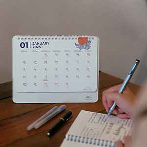 Lịch để bàn 2026 AO+ bản giới hạn có lịch âm in họa tiết hoa văn vốn cổ AA625