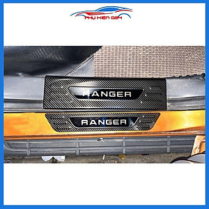 Bộ nẹp bước chân trong ngoài vân Cacbon xe Ranger 2016-2017-2018-2019-2020 chống trầy làm đẹp ô tô
