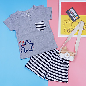 Bộ quần áo cổ trụ in sọc tay ngắn chất cotton mềm thoáng mát cho bé trai từ 3-12kg Kioo BT090