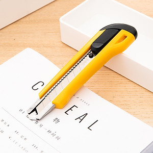 Dao Rọc Giấy Deli, Cỡ Lớn, Loại 8 Lưỡi Tách Rời, Vàng - 1 Cái - E2042