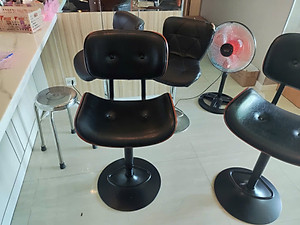 Ghế bar thân gỗ nệm da Pu CB2287A-P Nội thất Capta Ghế đảo bếp lưng gỗ nệm bọc da PU màu đen chân thép sơn tĩnh điện màu đen tăng giảm