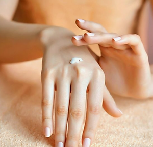 Kem Dưỡng Ẩm Da Tay Chiết Xuất Dầu Ngựa Và Ý Dĩ Hatomugi Hand Cream (Tuýp 60 G)