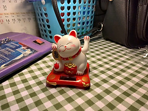 Mèo Thần Tài Maneki Neko  vẫy tay chiêu tài lộc 8cm bằng Nhựa - mẫu giao ngẫu nhiên