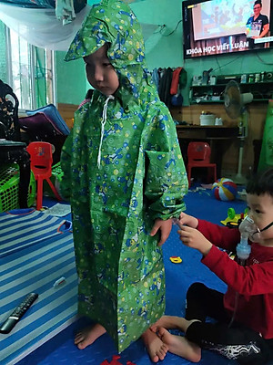 Áo mưa bít  cho bé từ  7  -  10 tuổi  , vải dù  chống thấm   , họa tiết hoạt hình dễ thương kèm túi đựng  xinh xắn , giao màu ngẫu nhiên