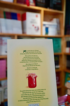 Sách - KẺ TRỘM CÀ CHUA - Barbara Constantine