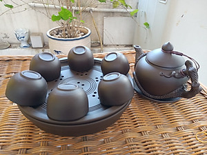 Bộ ấm chén đắp nổi cội nguồn khay tròn gốm sứ Bát Tràng