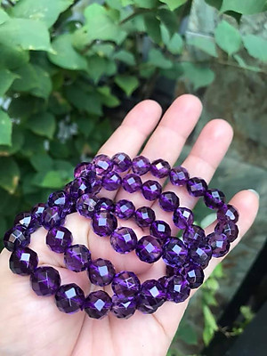 CHIẾC VÒNG TAY NỮ XINH XẮN CHẤT LIỆU 100% ĐÁ THẠCH ANH TÍM LOẠI KIỂU GIÁC  SIZE VÒNG 10MM MẠNG HỎA THỔ  MÀU TÍM ĐẬM ĐẸP XINH TAY LẮM NHE CÁC CHỊ ƠI