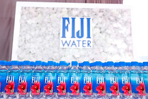 Nước Khoáng Thiên Nhiên Fiji (6 Chai x 1L)