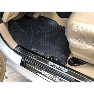 Thảm lót sàn cao su xe Toyota Vios 2014- 2022 (Mẫu Nissin tổ ong CHỮ TRẮNG)