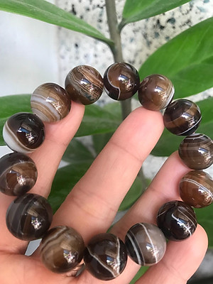 CHIẾC VÒNG MÃ NÃO VÂN VẰN MÀU  VÀNG NÂU ĐẤT  SẬM ĐẸP SIZE  14MM NAM MẠNG THỔ  GỒM 14 HẠT ĐẸP