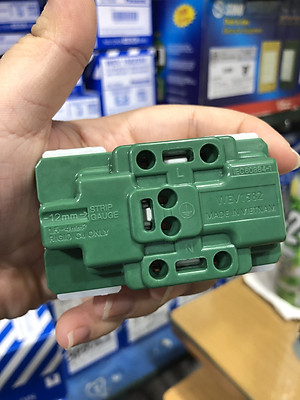 Ổ cắm đôi Panasonic WEV-1582SW dòng Wide, có màng che và dây nối đất - Hàng chính hãng