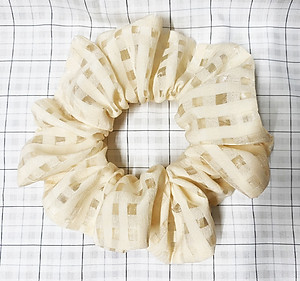Cột tóc scrunchies màu vàng caro lưới size trung