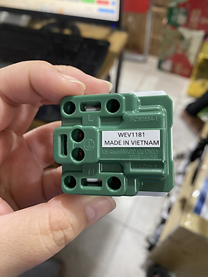 Ổ cắm đơn 3 chấu Panasonic WEV1181SW Wide có màng che, cắm nhanh - Hàng chính hãng